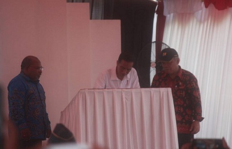 Gubernur Papua Lukas Enembe Mendampingi Presiden Republik Indonesia Joko Widodo Meresmikan PLBN Skouw